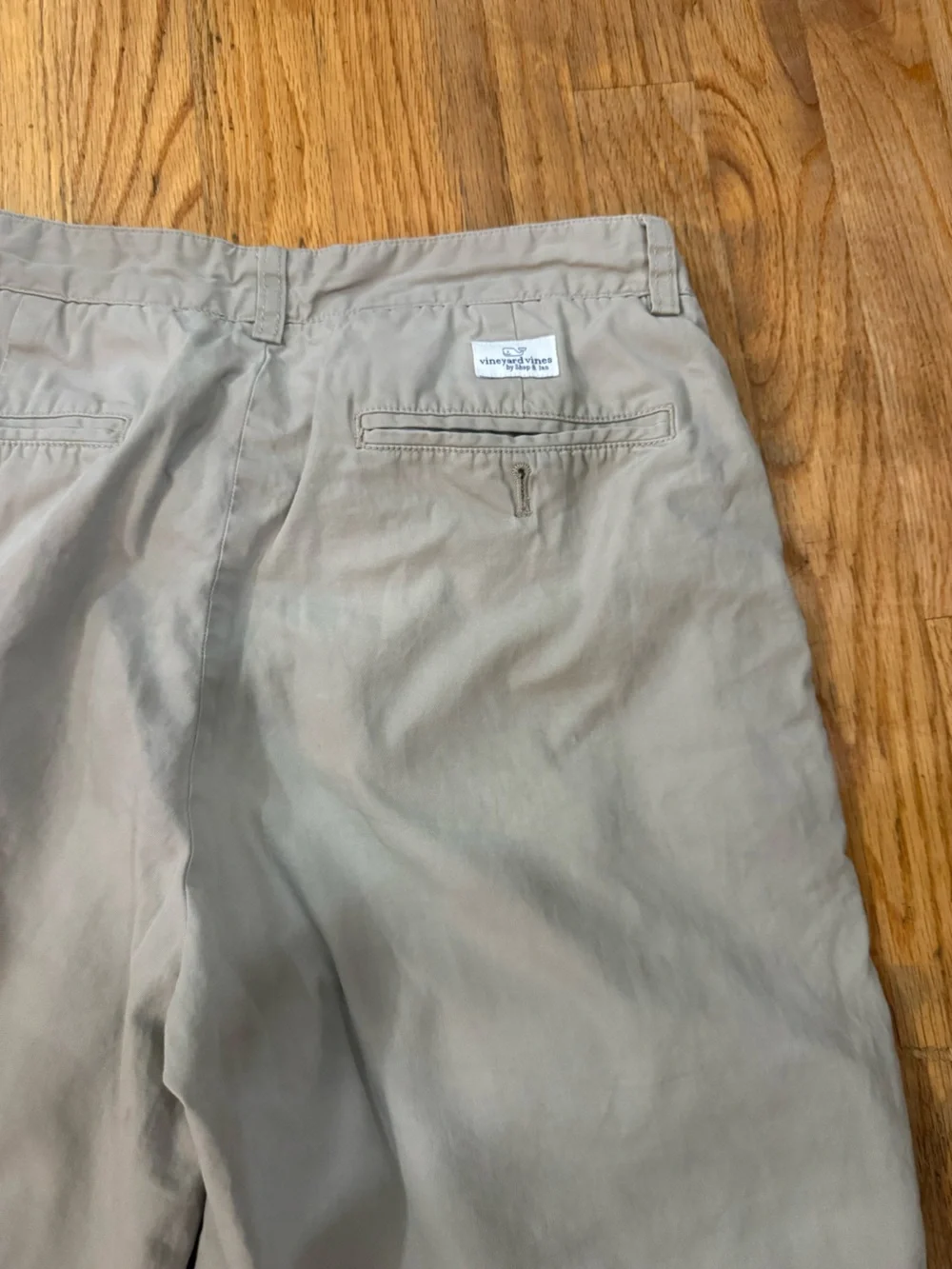 Vineyard Vines Tan Men’s Shorts size 32 9 inch inseam flat front classic preppy